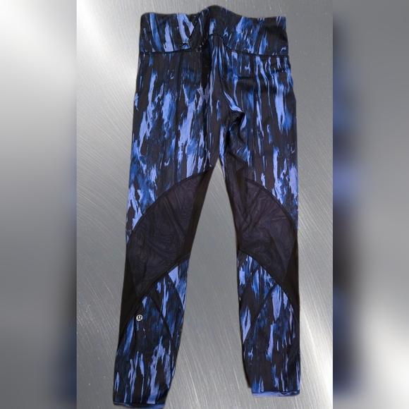 Lululemon Blue and Black Leggings with Dynamic Pattern Size 6 - Picture 2 of 8